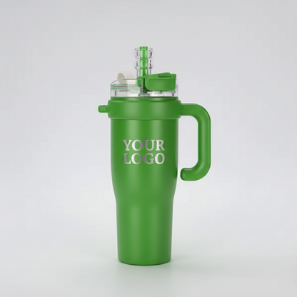 الكوب الأخضر مع المصاصة الصحيحة