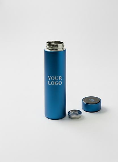 الزجاجة الزرقاء واقفة