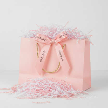 كيس وردي مع ورق هدايا أبيض - أفقي