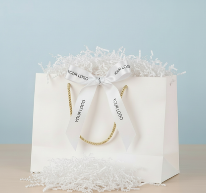 كيس أبيض مع ورق هدايا أبيض - أفقي