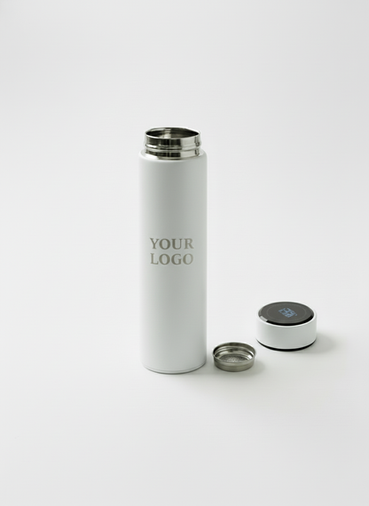 الزجاجة البيضاء واقفة